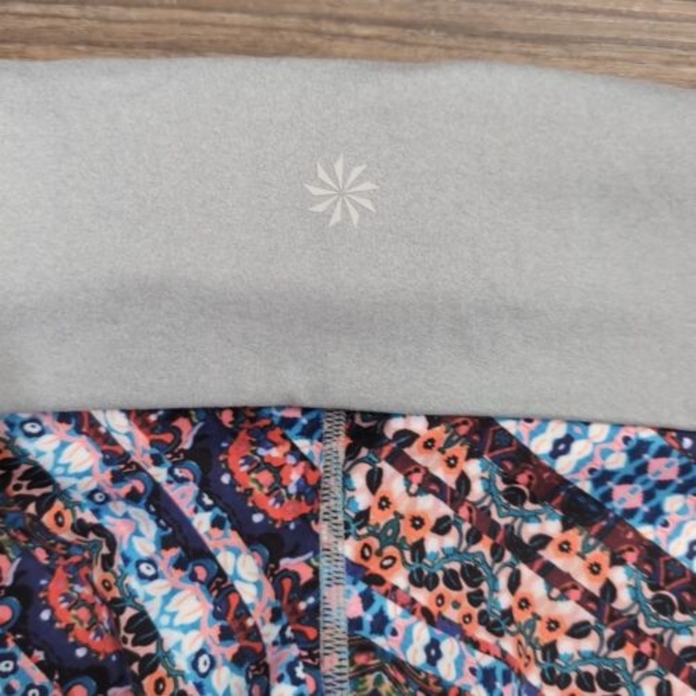 ATHLETA M Multi-Color Print NOMAD SALUTATION MESH CAPRI Powervita Crop Leggings